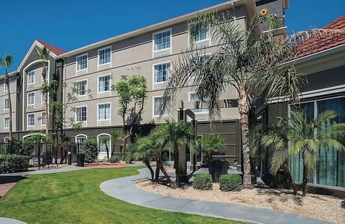Ahwatukee Foothills Casa | Prime Location! 4 Convenient Units, Pool, Free Parking, Free Breakfast