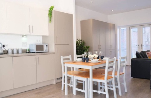 Milton Keynes Casa | Prime Location 4 Bedroom 3.5 Bath House - Sleeps 8