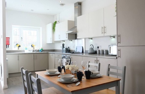 Milton Keynes Casa | Prime Location 4 Bedroom 3.5 Bath House - Sleeps 8
