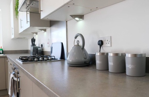 Milton Keynes Casa | Prime Location 4 Bedroom 3.5 Bath House - Sleeps 8