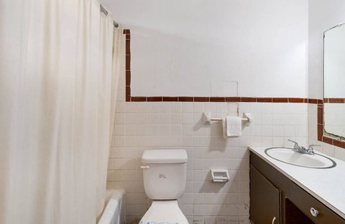 Beeville Casa | Prime Location, 4 Sleek Units w/Free Parking, Minutes to Flournoy Park