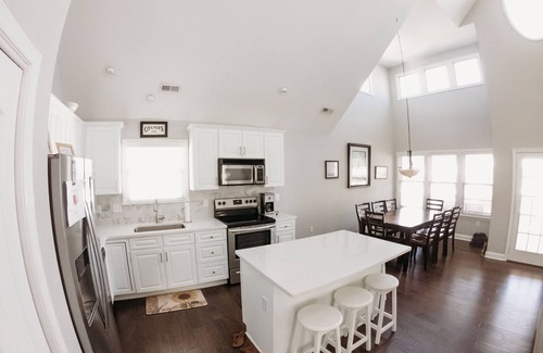 North End Casa | Prime Location! 5 Bed /4 Bath Condo 6 houses from Beach & Boardwalk! 2500 sq/ft
