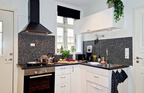 Engen Apartamento | Prime location, amazing king bed, colorful oasis