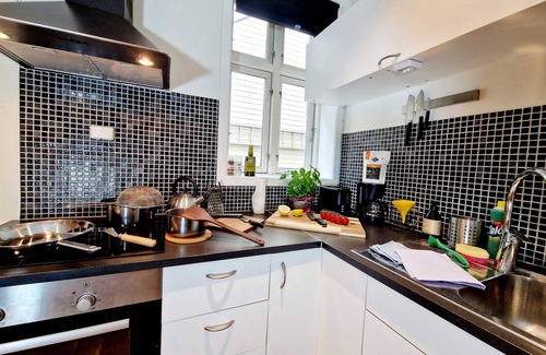 Engen Apartamento | Prime location, amazing king bed, colorful oasis