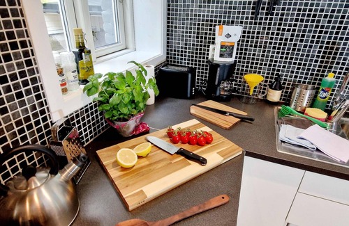 Engen Apartamento | Prime location, amazing king bed, colorful oasis