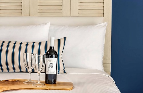 San Diego Hotel | Prime Location! Beachfront, Outdoor Pool!