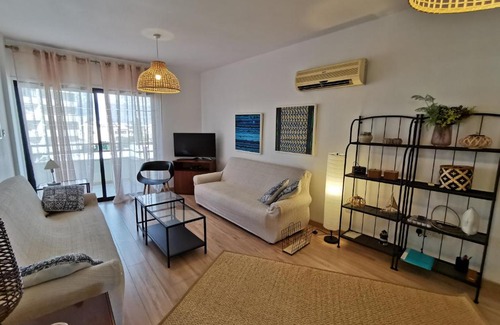 Larnaca City Centre Apartamento | Prime Location - City & Beach - Fast Internet 100-25 mbps - Spacious & Cozy