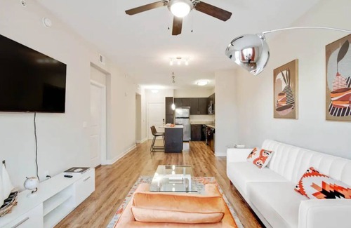 Carver City - Lincoln Gardens Condominio | Prime Location for Business and Leisure Travelers