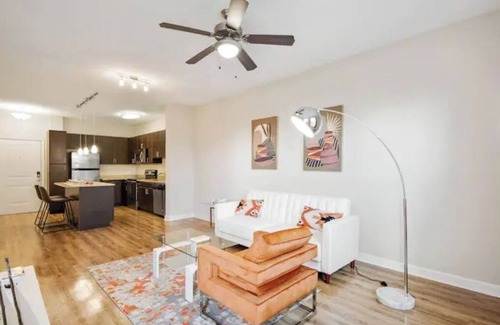 Carver City - Lincoln Gardens Condominio | Prime Location for Business and Leisure Travelers