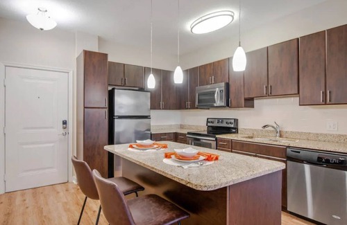 Carver City - Lincoln Gardens Condominio | Prime Location for Business and Leisure Travelers
