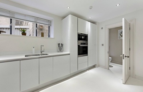 Bishopsgate Casa | Prime Location English 5 bedroom house