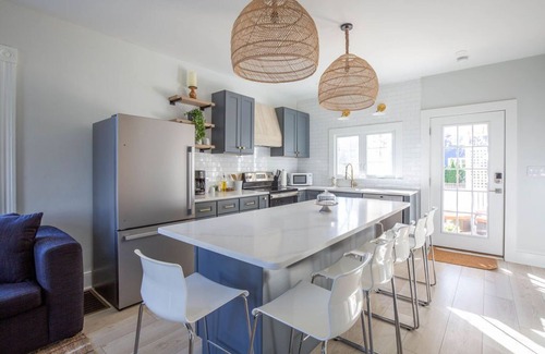 Marblehead Casa | Prime location in town w parking! Walk to beach, shops & harbor-Sleeps 8