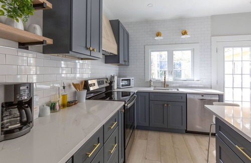 Marblehead Casa | Prime location in town w parking! Walk to beach, shops & harbor-Sleeps 8