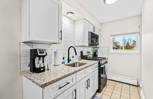 Mount Clemens Apartamento | Prime Location! King Bed near Mt. Clemens Downtown