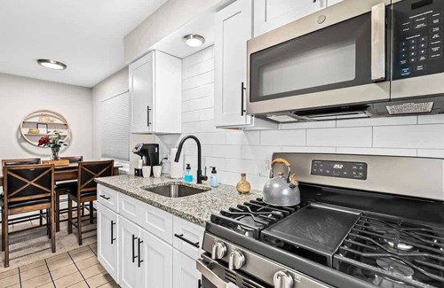 Mount Clemens Apartamento | Prime Location! King Bed near Mt. Clemens Downtown