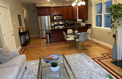 West Town Condominio | Prime Location! Modern 3 Bed 3 Bath Rental in Chicago