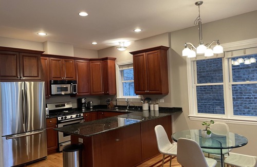 West Town Condominio | Prime Location! Modern 3 Bed 3 Bath Rental in Chicago