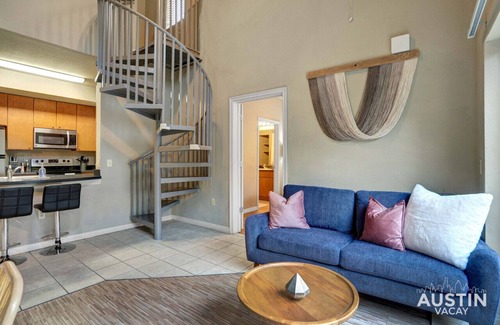 West Campus Apartamento | Prime Location | Modern Comfort + Sleeps Up to 16