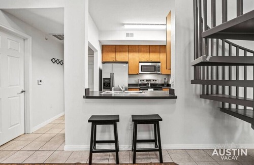West Campus Apartamento | Prime Location | Modern Comfort + Sleeps Up to 16
