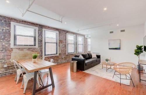 South Main Historic District Apartamento | Prime Location - Modern Loft Right on S Main St!