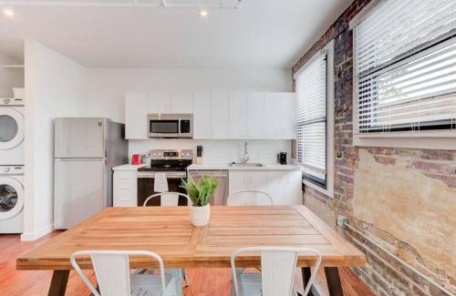 South Main Historic District Apartamento | Prime Location - Modern Loft Right on S Main St!
