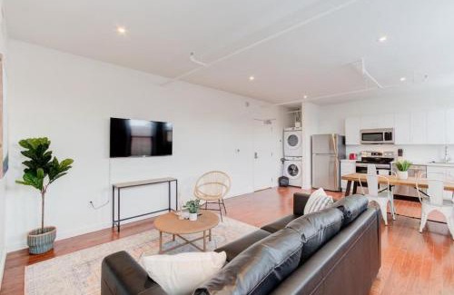 South Main Historic District Apartamento | Prime Location - Modern Loft Right on S Main St!