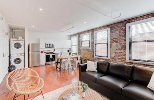 South Main Historic District Apartamento | Prime Location - Modern Loft Right on S Main St!