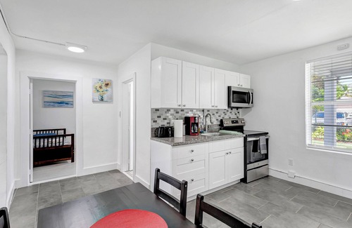 Pineapple Grove Arts District Apartamento | Prime location, Pineapple district, walk to Atlantic, 1bd, pets