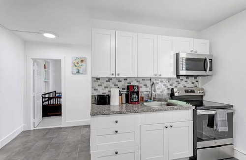 Pineapple Grove Arts District Apartamento | Prime location, Pineapple district, walk to Atlantic, 1bd, pets