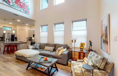 Grogan's Mill Casa | Prime Location - Pool Access - Full Kitchen - W/D