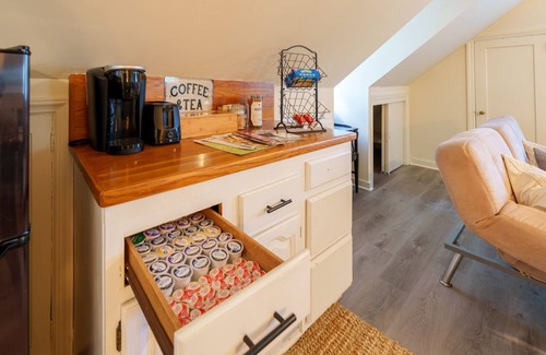 Princeton Junction Casa | Prime Location, Private Loft Apartment. Well-Appointed for Comfort & Convenience