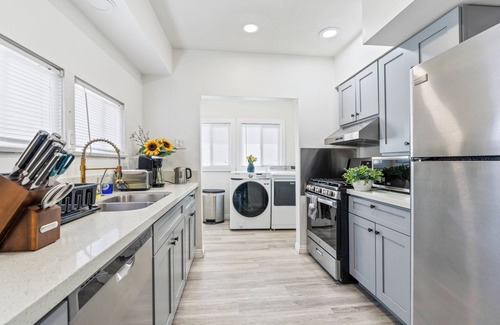 Alhambra Apartamento | Prime location Private entry 3bed 2bath Close to DT Alhambra Kingsize Bed! 1