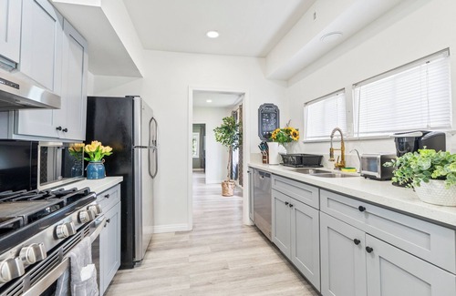 Alhambra Apartamento | Prime location Private entry 3bed 2bath Close to DT Alhambra Kingsize Bed! 1
