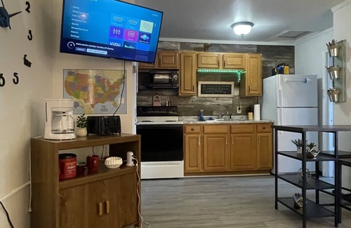 Mountain Iron Apartamento | "Prime Location Stylish 1Bedroom with Hot Tub Access, across street from Legion