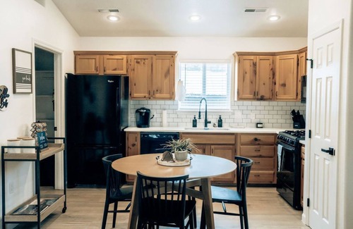 Williams Casa | Prime Location-Steps from Route 66