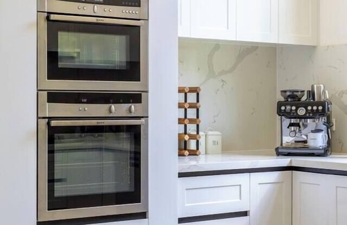 Kew Casa | Prime Location | Stylish 5 Bedroom House with Pool