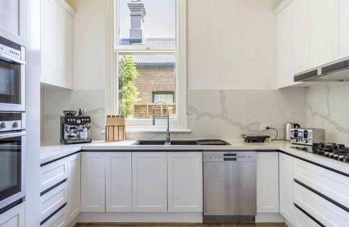 Kew Casa | Prime Location | Stylish 5 Bedroom House with Pool