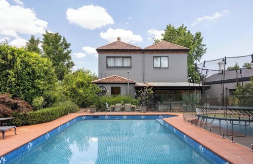 Kew Casa | Prime Location | Stylish 5 Bedroom House with Pool