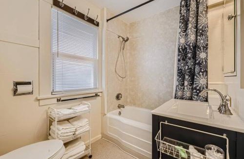 Lower Queen Anne Apartamento | Prime Location walk to attractions w Free Parking