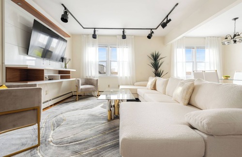 White Plains Casa | Prime Luxury NY: Free Parking + Mins to Downtown Left Side