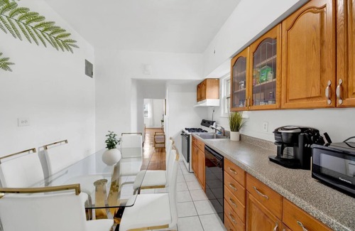 Southeast Yonkers Casa | Prime NY Luxury Getaway King Bed + Easy Parking H2