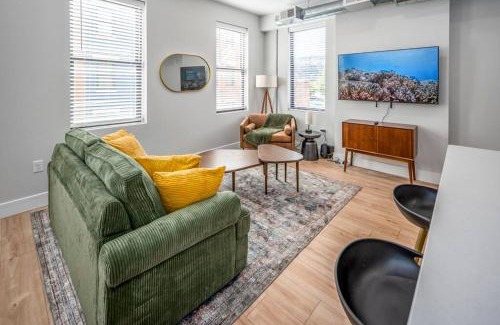 Over-the-Rhine Apartamento | Prime OTR, 1 Block to TQL, Cali King Bed, Sleeps 4ppl, Free Light Rail, Smart TVs