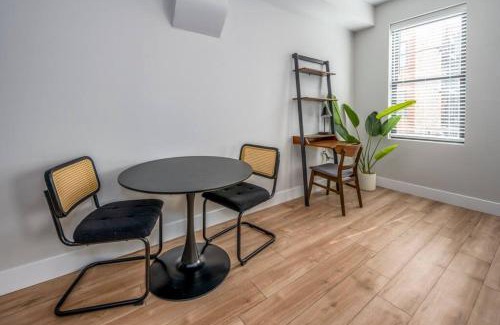 Over-the-Rhine Apartamento | Prime OTR, 1 Block to TQL, Cali King Bed, Sleeps 4ppl, Free Light Rail, Smart TVs
