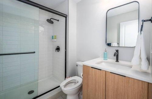Over-the-Rhine Apartamento | Prime OTR, 1 Block to TQL, Cali King Bed, Sleeps 4ppl, Free Light Rail, Smart TVs