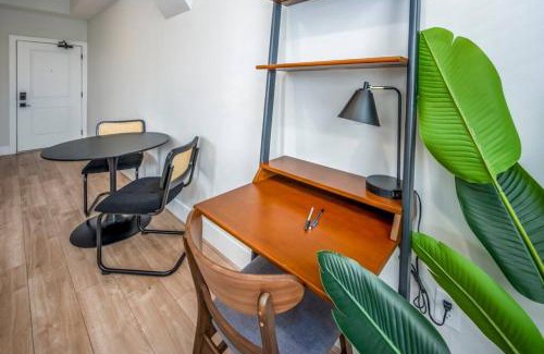 Over-the-Rhine Apartamento | Prime OTR, 1 Block to TQL, Cali King Bed, Sleeps 4ppl, Free Light Rail, Smart TVs