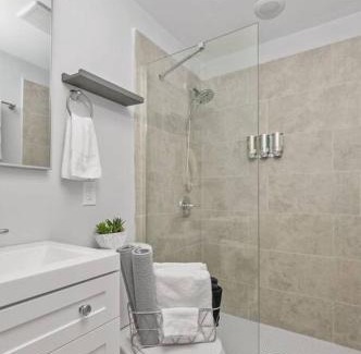 Over-the-Rhine Apartamento | Prime OTR off Vine St, Lux Full Bed, Fast WiFi, Fully Equipped, 50in TV, Sleeps 4ppl