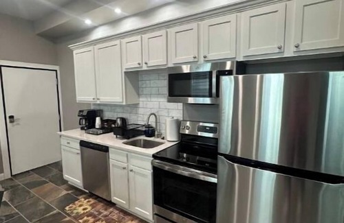 Over-the-Rhine Apartamento | Prime OTR+Queen Bed+Parking Unit 2