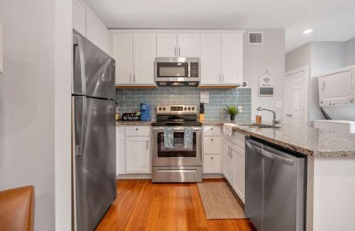 Over-the-Rhine Apartamento | Prime OTR steps to Vine St, Lux Full Bed, Workspace, fast WiFi, 50in Smart TV, Sleeps 3ppl