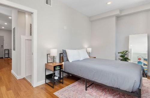 Over-the-Rhine Apartamento | Prime OTR steps to Vine St, Lux Full Bed, Workspace, fast WiFi, 50in Smart TV, Sleeps 3ppl