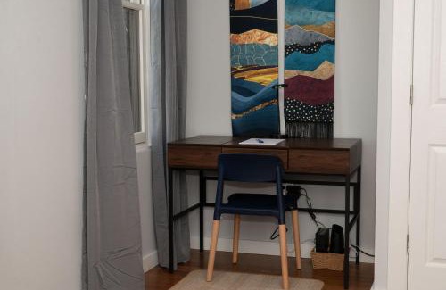 Over-the-Rhine Apartamento | Prime OTR steps to Vine St, Lux Full Bed, Workspace, fast WiFi, 50in Smart TV, Sleeps 3ppl